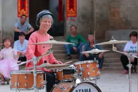 68岁“奶奶鼓手”，很炸裂！图片