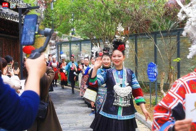 温泉和“村T”组CP？剑河跨界融合暖身又养眼 Jianhe’s Hot Springs and Village T Partner Up and Delights the Eyes