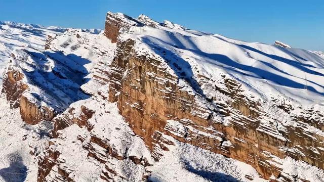 天山百里丹霞 雪后初霁展雄浑冬韵