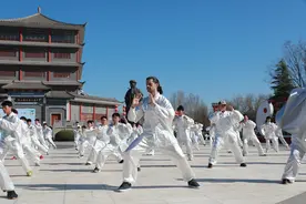 首届“亚洲太极拳日”，温县四万人共练太极拳图片