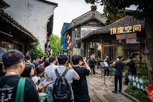 不想千篇一律，古镇都开始“养”自己的交响乐团了？