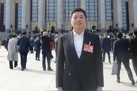 全国政协委员曹鹏：基层医疗机构采购AI设备给予专项补贴，推广“AI数字医生”图片