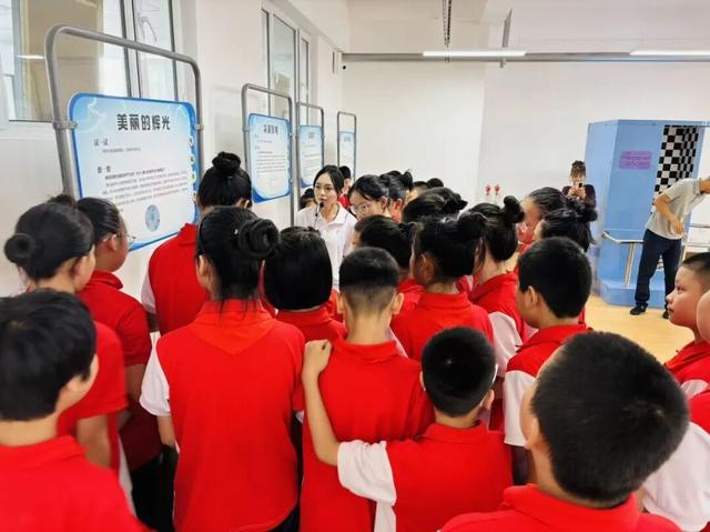 西部计划志愿者护航临江科技馆科普月 青春力量点亮科学探索路