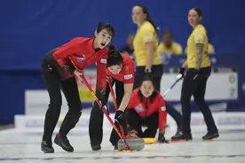 中国女子冰壶队时隔14年再进世锦赛四强图片