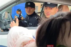 “社牛”小女孩路上偶遇警察，主动搭讪求警察送小熊图片