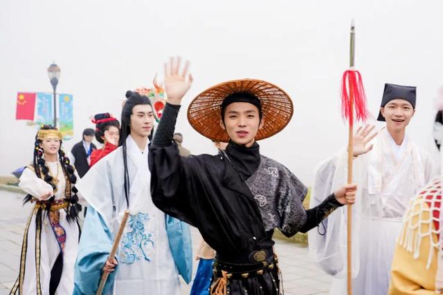 “机甲杜甫”亮相西岭雪山，“国潮+科技”演绎“成都式浪漫”