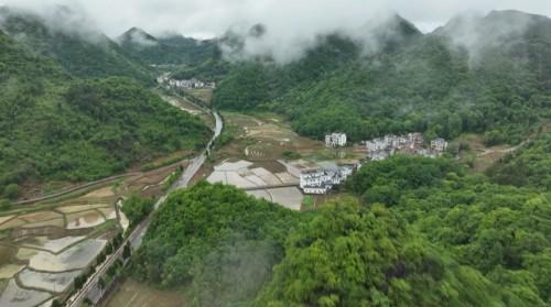 宁远九疑瑶族乡：雨后村庄现云海景观 宛若梦幻仙境