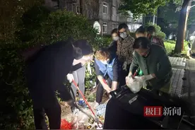 翻遍7个垃圾桶，“抱抱团”为八旬老人寻回“声音”图片