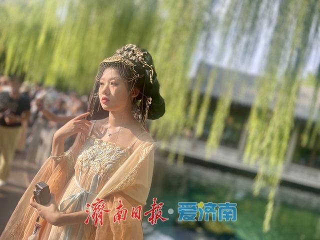 一年四季 泉在济南丨“趵突腾空”引客来 暑期尾声，趵突泉游客络绎不绝