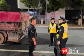 清运车辆“货不对板”，执法部门高效查处图片