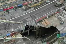 实探“成都在建地铁路面塌陷”现场：部分居民疏散撤离，住建局正检测周边建筑图片