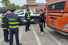 定点蹲守+流动巡查，川渝联动打击非法营运、超限超载等突出违法行为图片