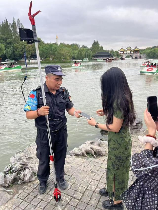 扬州旅游警察配“打捞神器”，5天打捞30余部手机