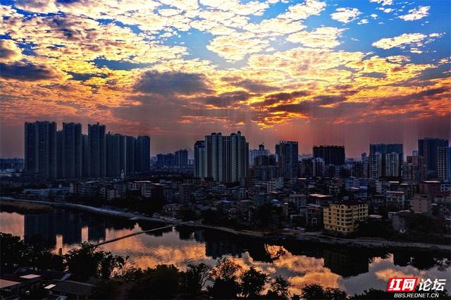 霞光漫过浮桥，桂林的黄昏温柔得不讲道理