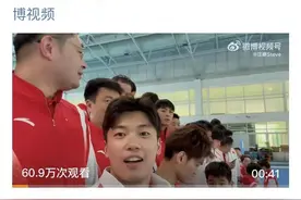 李一桐巴黎偶遇中国游泳队 ，晒合照加油图片