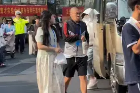 河北定州高考监考老师都穿运动鞋，官方：监考不允许穿高跟鞋，已执行多年图片