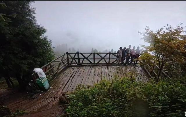 雨中徒步遇明星立牌 网友吐槽“瘆得慌”！景区回应：将设立提示牌