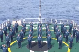 五星红旗飘扬南海 中国海警举行宣誓仪式迎国庆图片