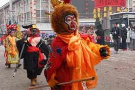 （新春见闻）“溜达猴”“鲁沙尔高跷”出圈 社火重燃新春年俗图片