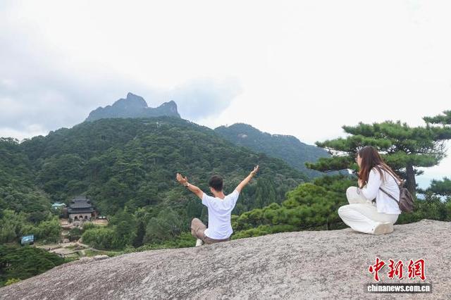 世界地质公园江西三清山：暑期尾声人气不减