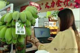 热闻|水培香蕉火了，年轻人又流行在办公室养螃蟹，凌晨3点蹲点抢购图片