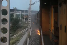 呼准铁路“红火”的凌晨图片
