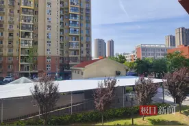 地库雨棚换新，撑起居民“安全伞”图片