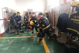 这顿饭消防员们吃了三个小时图片