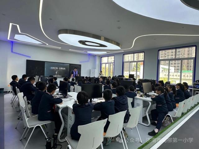 济南市甸柳第一小学学子沉浸式体验人工智能