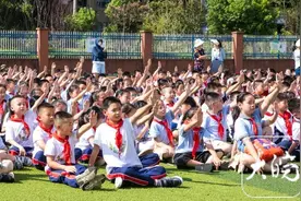 特警支队黑豹突击队、交警、警犬齐上阵 开学第一课，警察叔叔讲安全图片