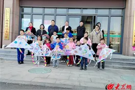 潍坊市临朐县城关街道西苑社区联合少年宫开展“趁东风放纸鸢”圣德树人公益课堂图片