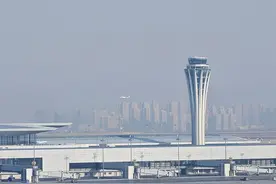 新疆空管局高质量保障乌鲁木齐国际机场第二、三跑道校飞工作图片