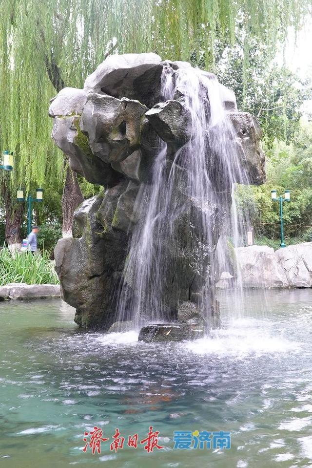 雨后泉景醉游人！“月牙飞瀑”喷涌愈盛，引众人驻足观赏