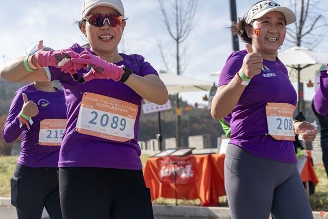 漫山红中千人竞逐！济南“一城山色·登山打卡”暨垛庄百峪大顶登山嘉年华成功举办