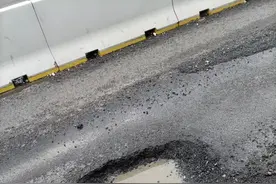 上海一司机遇坑爆胎最新进展：坑洼已临时修复，车主已获理赔图片