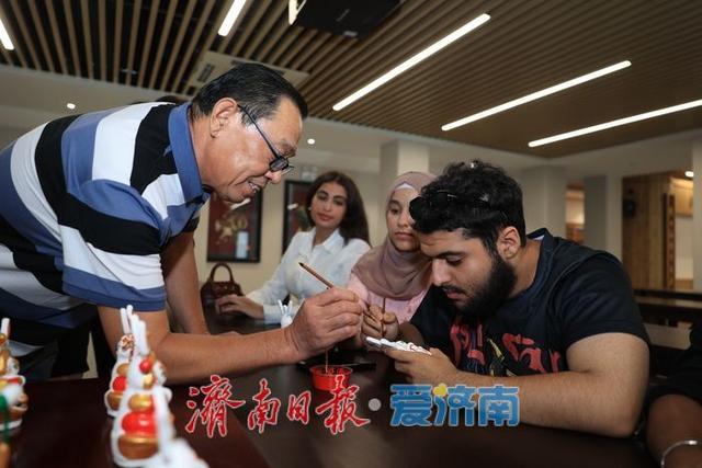 一年四季 泉在济南丨洋学生玩转泉城！看泉水、演皮影，多国留学生沉浸式体验济南泉水文化与非遗魅力