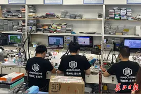 手机扩容变高配节省3100元？从业20年的维修店老板摇摇头……图片