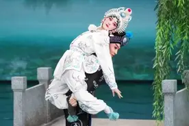 再现《借伞》“白蛇”经典扮相！周星雨：相比自己上春晚，川剧“热”让她更有成就感图片