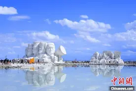 “天空之镜”青海茶卡盐湖迎旅游高峰：人在湖间走，宛如画中游图片