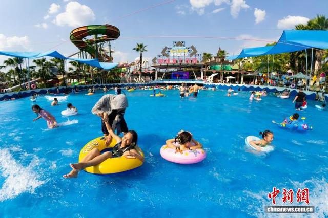 水中冲浪、吃火锅 重庆民众趣味消暑享受清凉