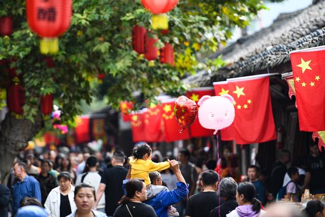 假日文旅“热”展现中国经济活力