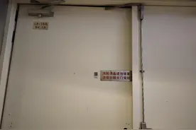防火门变形、报警主机故障......记者跟随消防部门持续曝光一批火灾隐患图片