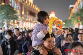 客从四方来 古街共赏灯图片