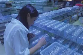 黄金之后白银火了，有批发店卖断货图片