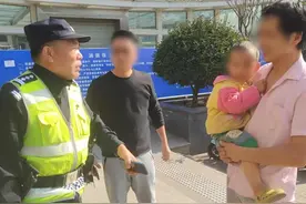 2岁儿子走丢父亲焦急报警，警务站民警在地铁站口找到了他！图片