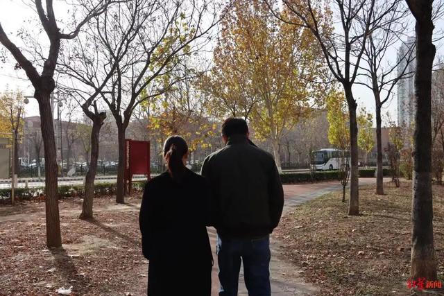 “出差遭老板性侵”当事人崔丽丽，穿着“血衣”出庭后又遭网暴：下次开庭还会正大光明地穿；女儿：妈妈，错的不是你