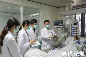 树枝划破手，大爷在ICU躺了两个月图片
