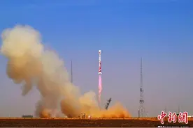 甘肃张掖“太空信使”划破苍穹图片