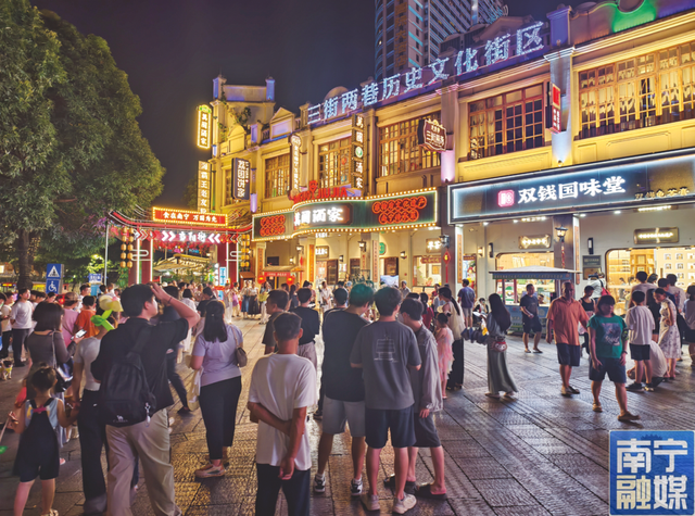 南宁新晋网红打卡点！火车在房顶行驶，比重庆“李子坝”更震撼