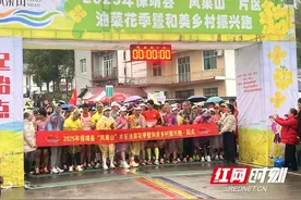 组图｜奔跑在绚烂的油菜花海里图片